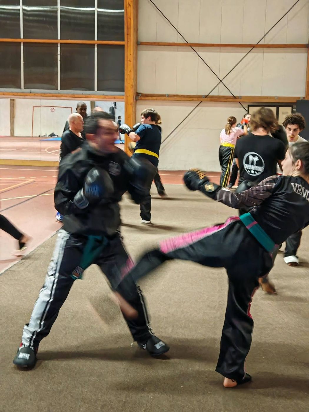 Deux adhérents du club en opposition lors d'un entraînement au gymnase