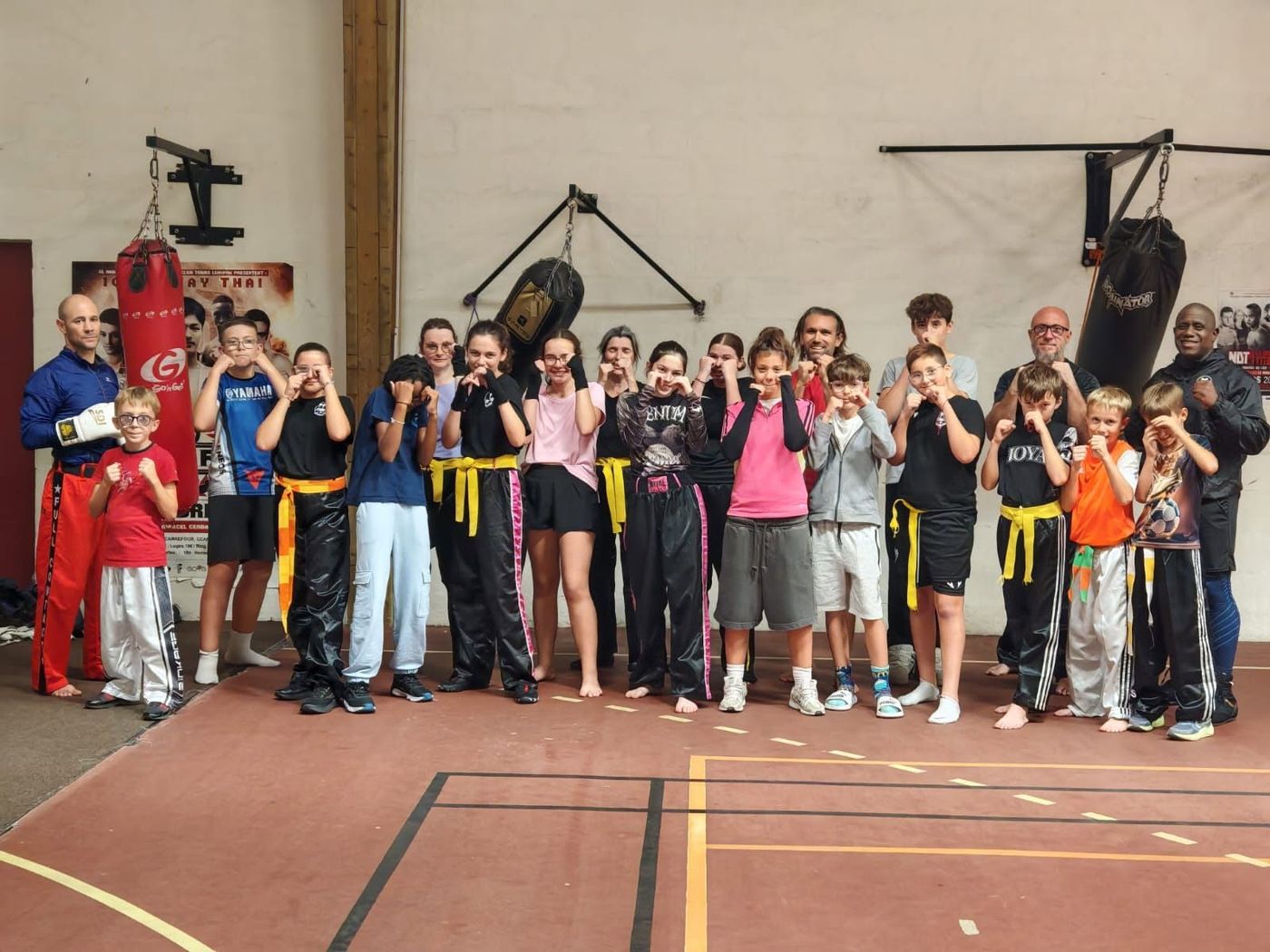 Photo de groupe des adhérents du club, gants aux poings